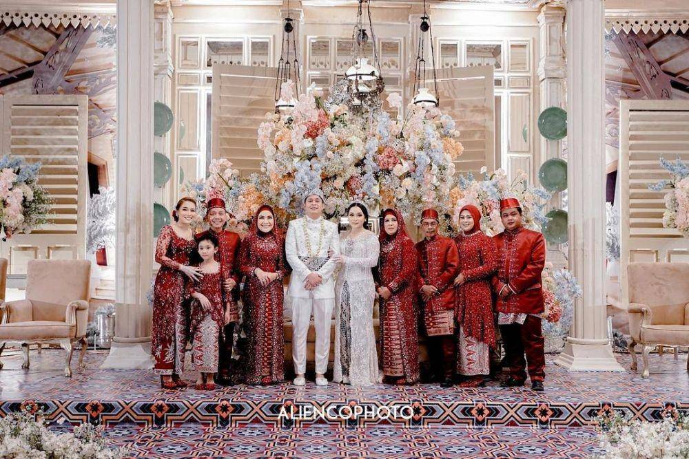Kebaya seragam keluarga. (instagram.com/ayutingting92)