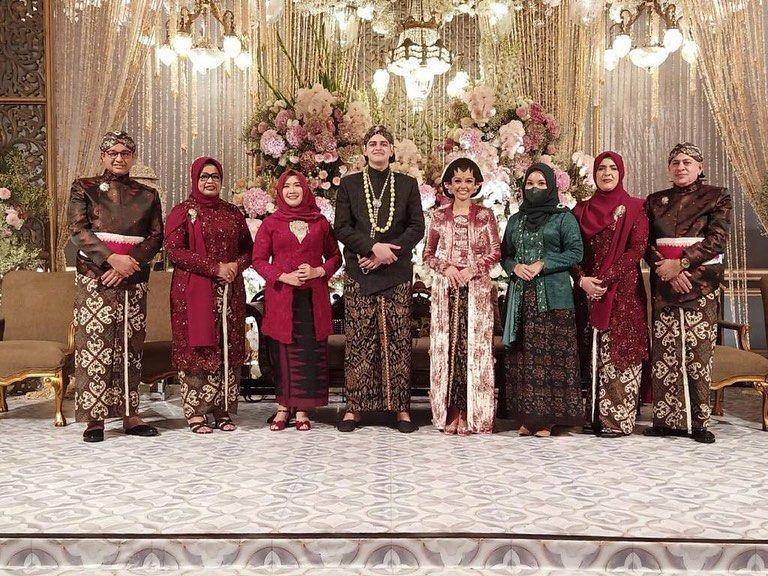 Kebaya seragam keluarga. (instagram.com/hestiharis)