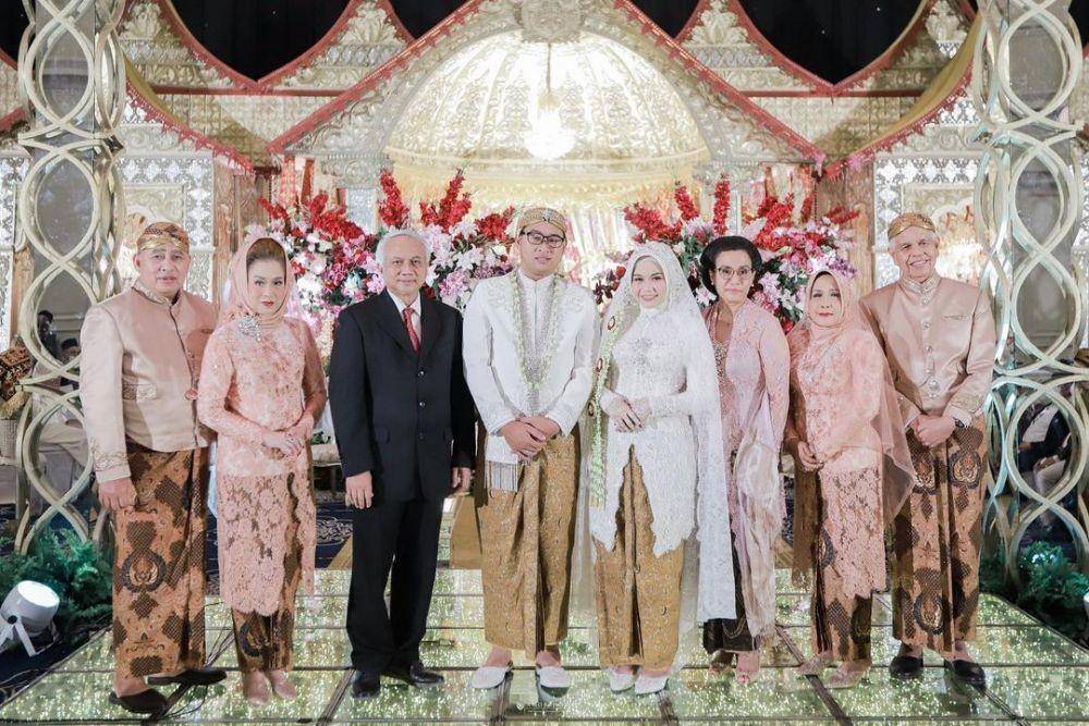 Kebaya seragam keluarga. (instagram.com/chandaniweddings)