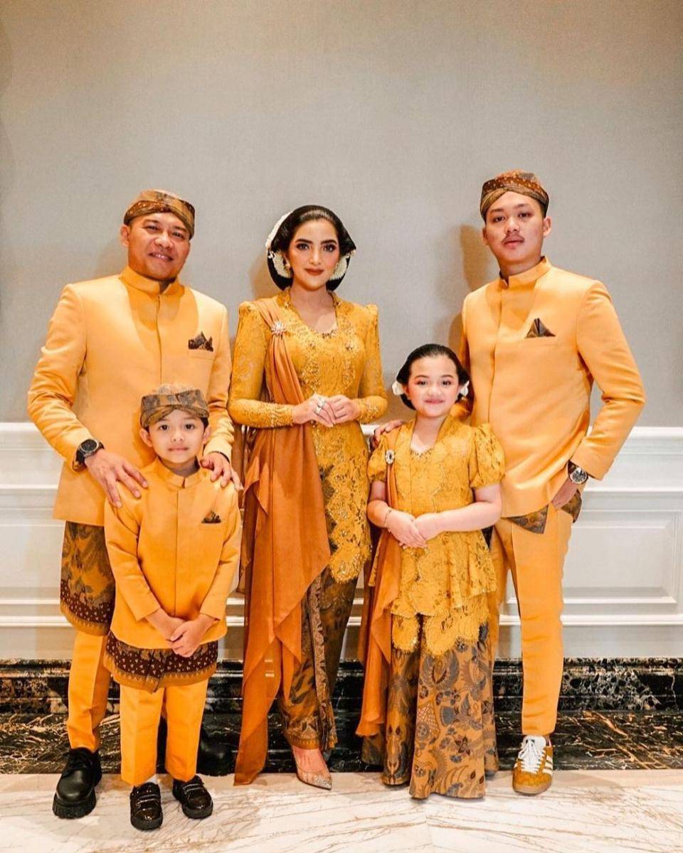 Kebaya seragam keluarga. (instagram.com/ashanty_ash)