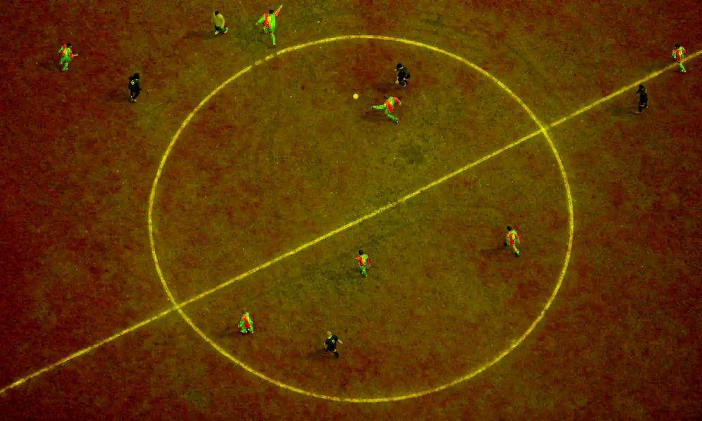 centre circle pada lapangan sepak bola (theguardian.com)