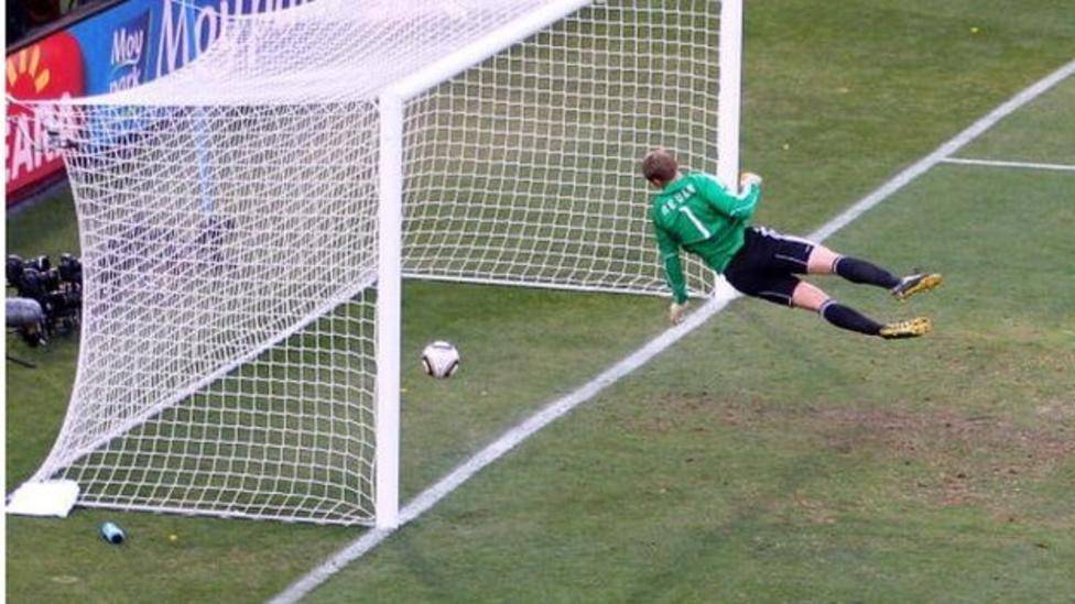 goal line pada lapangan sepak bola (bbc.com)