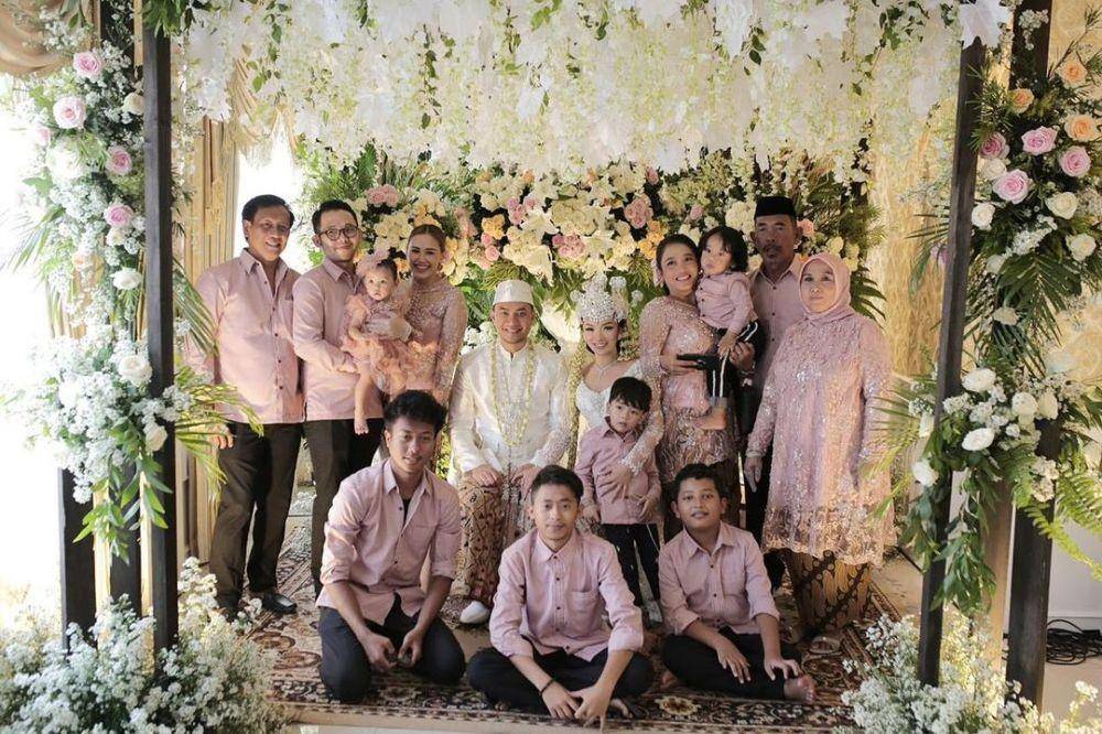 Kebaya seragam keluarga. (instagram.com/zaskia_gotix)