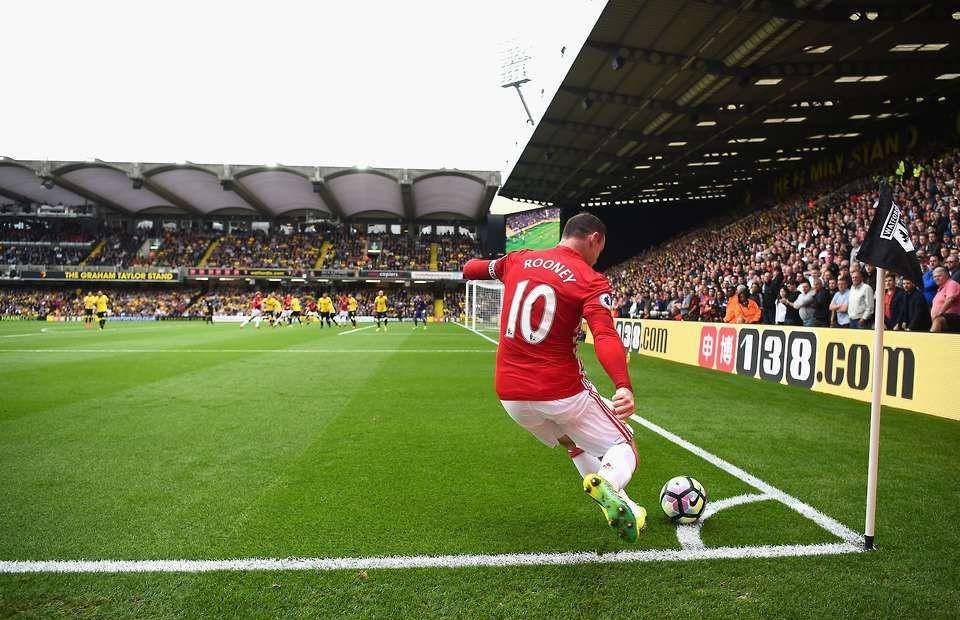 potret Rooney melakukan tendangan sudut (blog.playo.co)