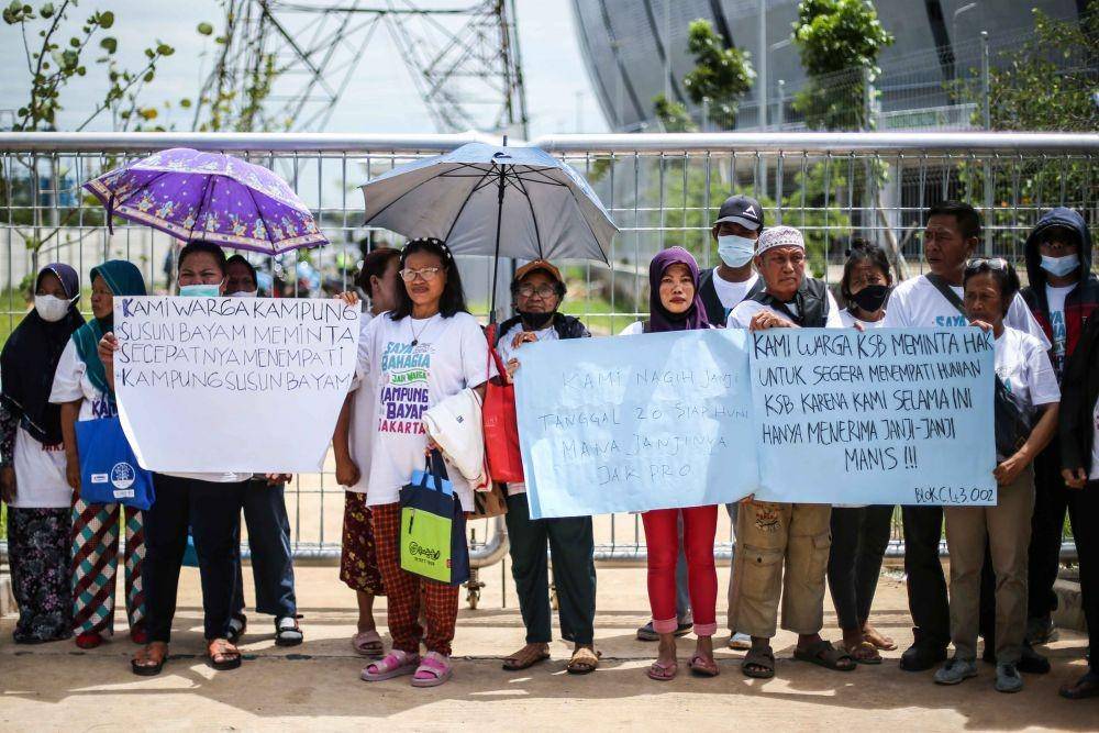 Warga Kampung Bayam berunjuk rasa di depan Kampung Susun Bayam, Jakarta, Senin (21/11/2022). (ANTARA FOTO/Rivan Awal Lingga)