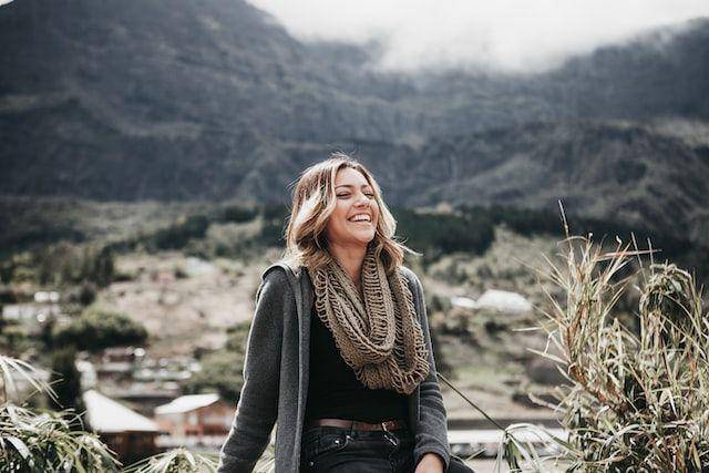 ilustrasi perempuan tersenyum (unsplash.com/Candice Picard)