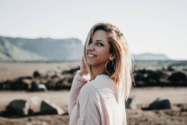 ilustrasi perempuan tersenyum (unsplash.com/Candice Picard)