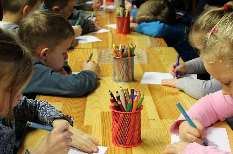potret sekelompok anak-anak di sekolah (pixabay.com/_Alicja_)