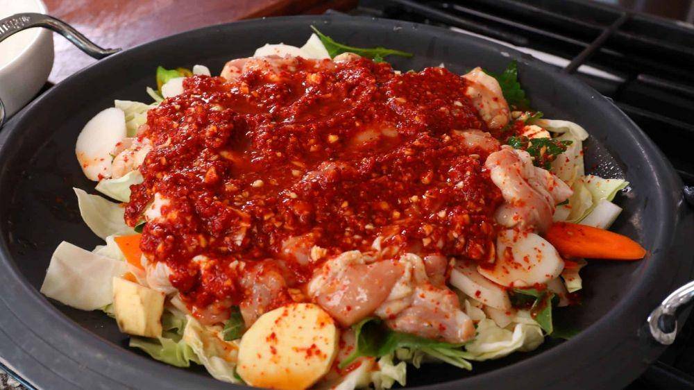 Ilustrasi wajan untuk memasak dak-galbi (maangchi.com)