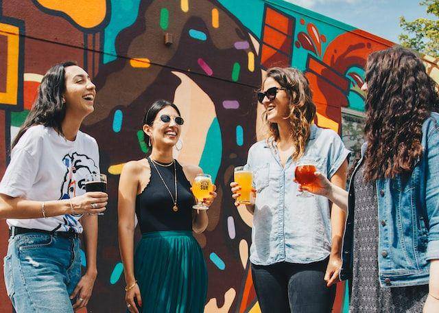 ilustrasi perempuan tersenyum (unsplash.com/elevate)