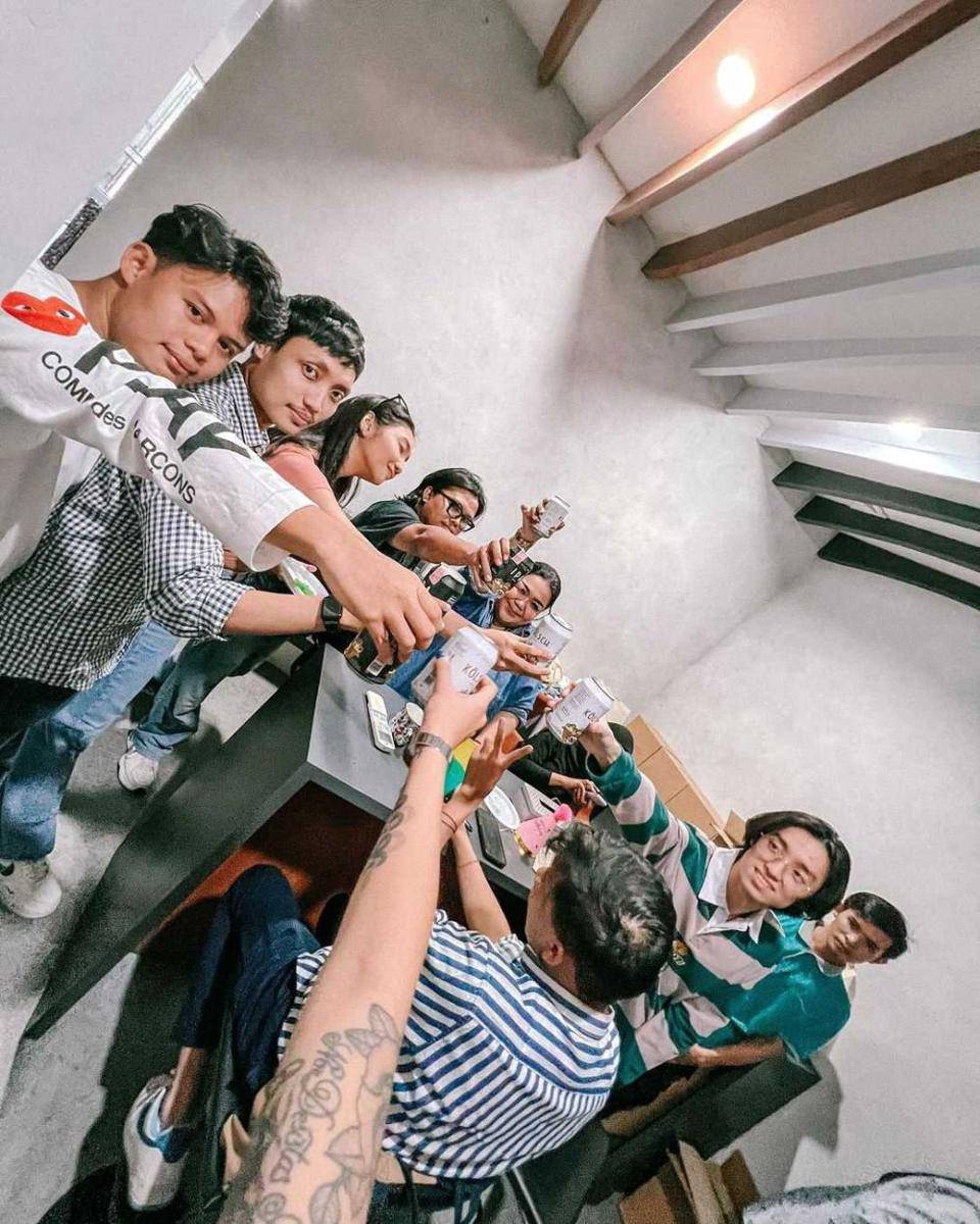 kebersamaan Awkarin dan team (instagram.com/narinkovilda)