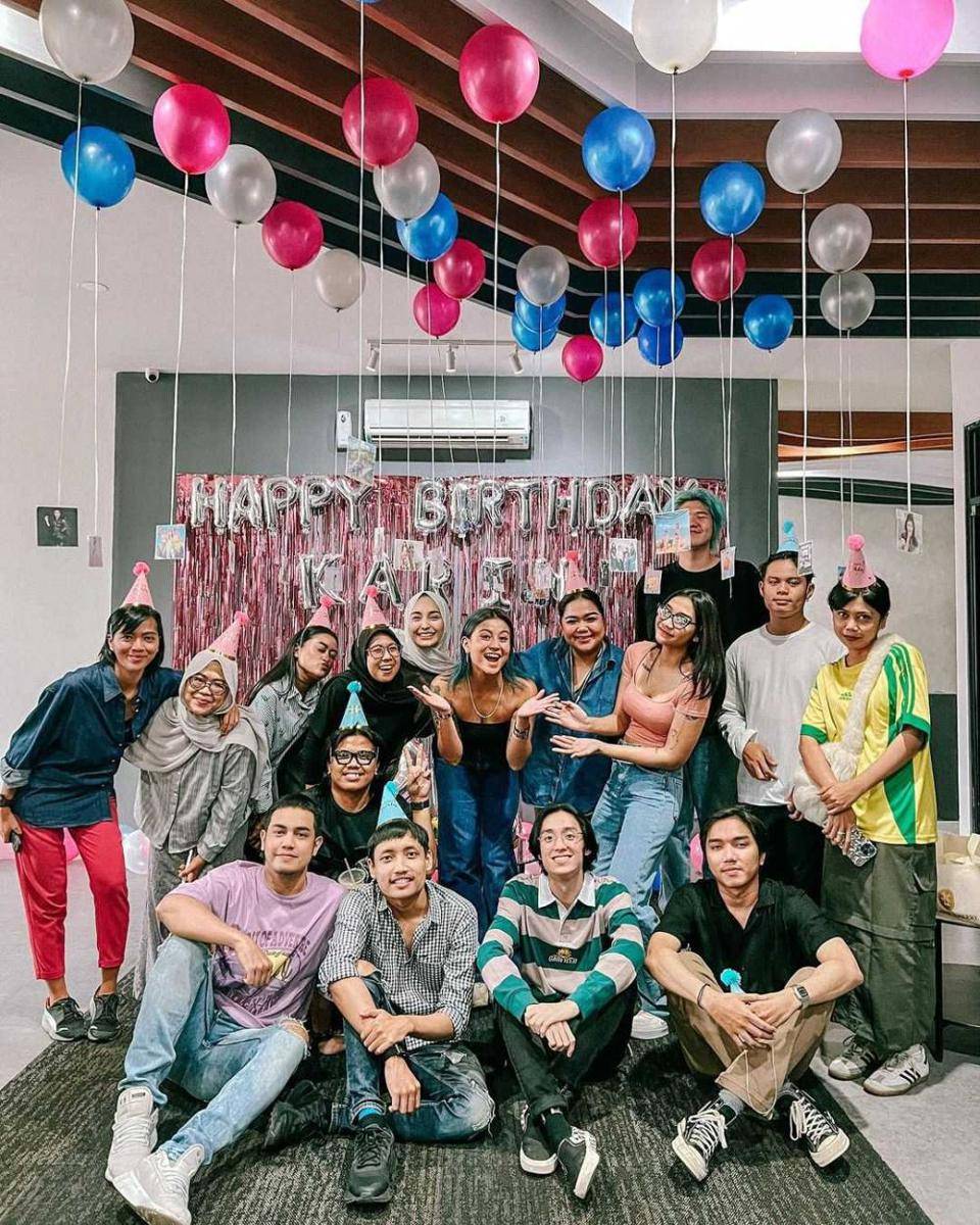 Awkarin bersama team (instagram.com/narinkovilda)