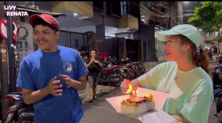 potret Livy Renata beri kejutan ulang tahun ke Nopek Novian (youtube.com/Livy Renata)