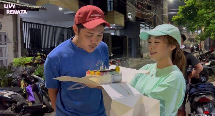 potret Livy Renata beri kejutan ulang tahun ke Nopek Novian (youtube.com/Livy Renata)