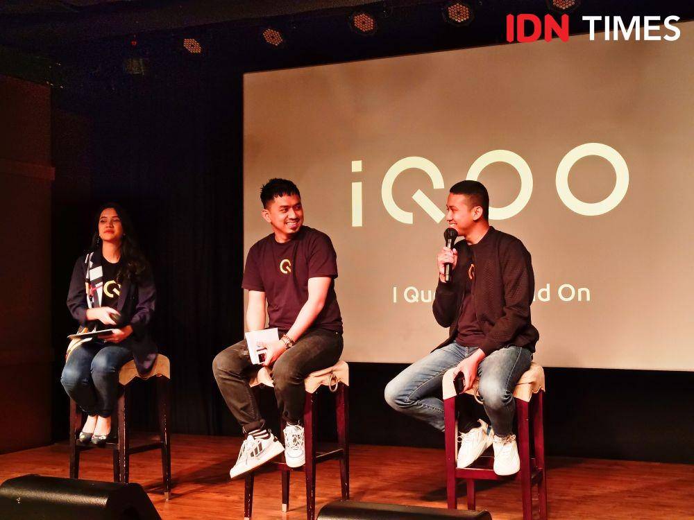 Robiat Fahlevie - Social Media & Community Manager iQOO Indonesia (tengah) berbincang dengan Praditya Andika - Senior Product Manager (kanan) saat exclusive preview iQOO 11. (IDN Times/Alfonsus Adi Putra)