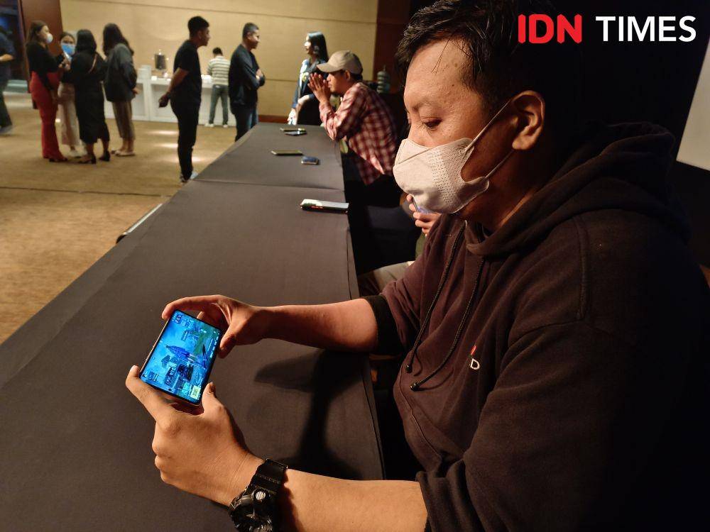 Seorang pemain PUBG Mobile menggunakan iQOO 11. (IDN Times/Alfonsus Adi Putra)