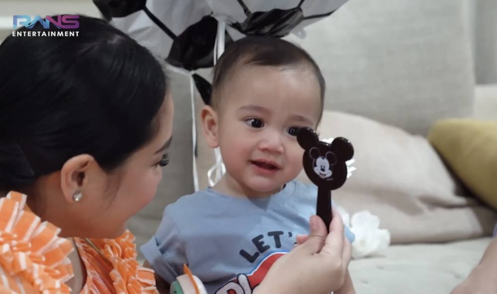 momen Cipung alias Rayyanza buka kado ulang tahun (youtube.com/RANS Entertainment)