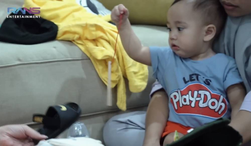 momen Cipung alias Rayyanza buka kado ulang tahun (youtube.com/RANS Entertainment)