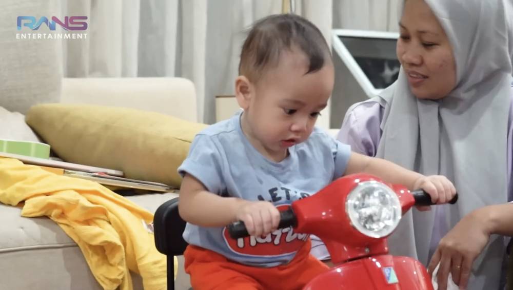 momen Cipung alias Rayyanza buka kado ulang tahun (youtube.com/RANS Entertainment)