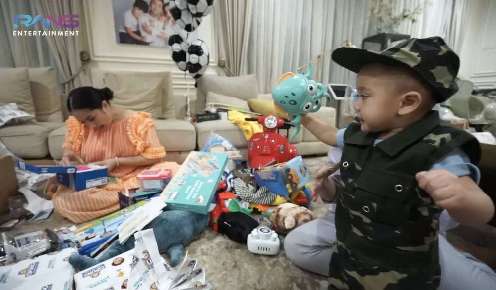 momen Cipung alias Rayyanza buka kado ulang tahun (youtube.com/RANS Entertainment)