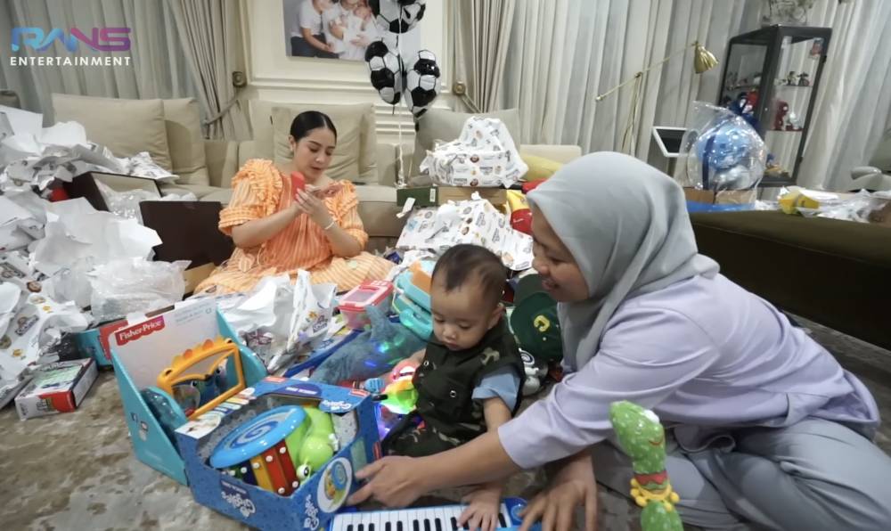momen Cipung alias Rayyanza buka kado ulang tahun (youtube.com/RANS Entertainment)
