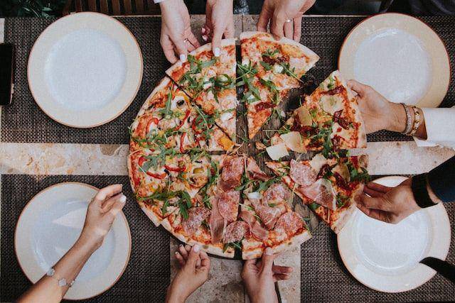ilustrasi berbagi makanan (unsplash.com/Klara Kulikova)