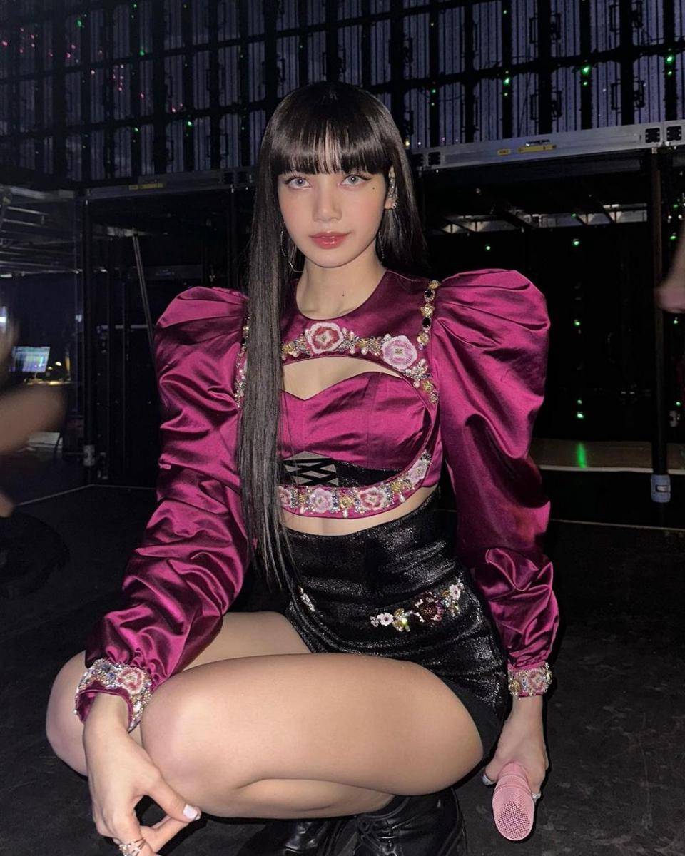 Lisa mengenakan outfit panggung warna magenta (instagram.com/lalalalisa_m)