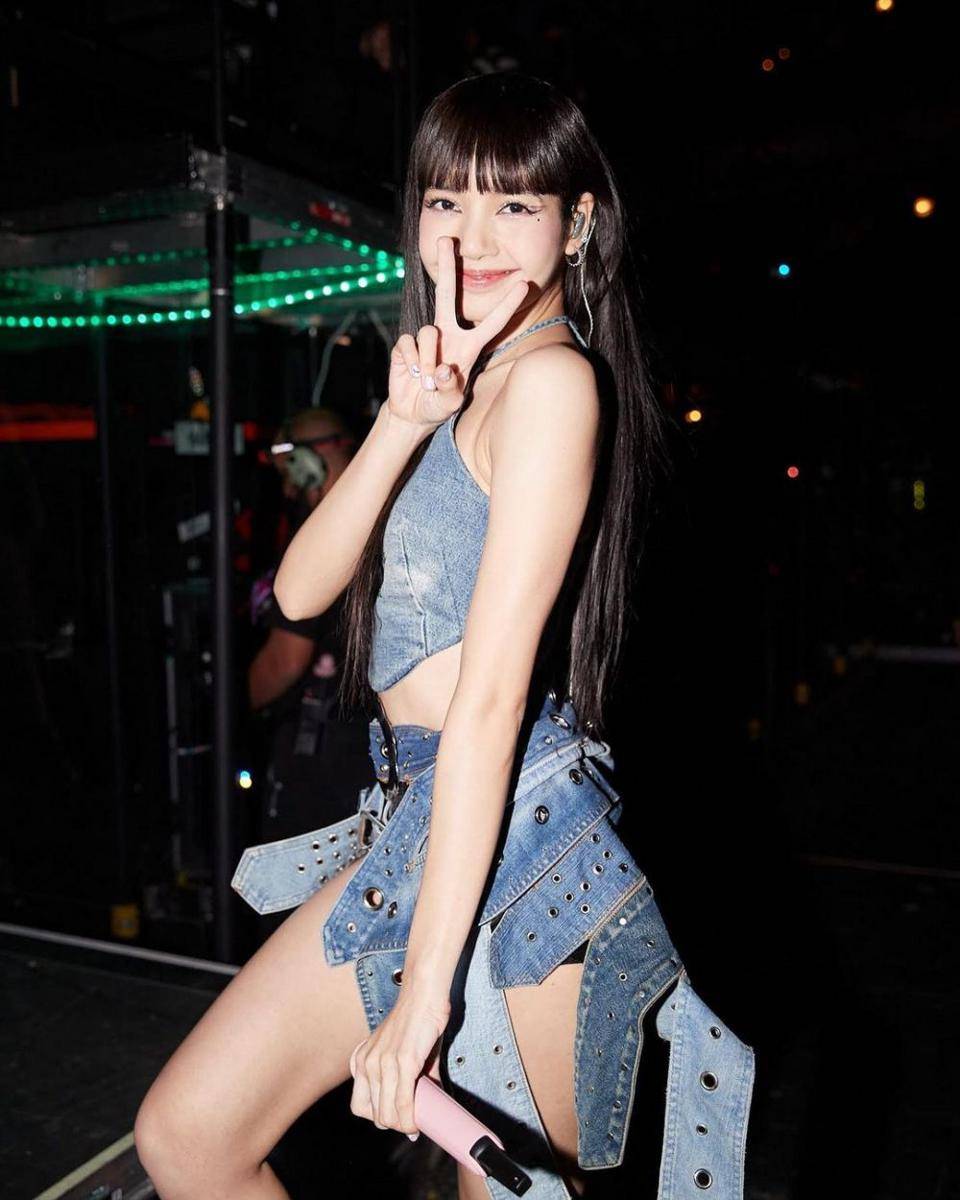 Lisa tampil menawan dengan outfit denim (instagram.com/lalalalisa_m)