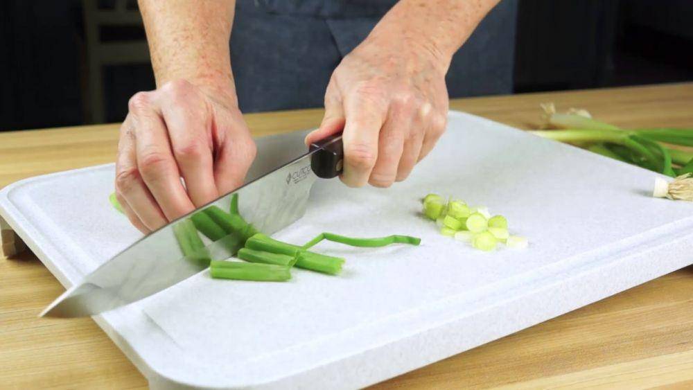 Ilustrasi potongan daun bawang bulat panjang (youtube.com/Cutco Cutlery)