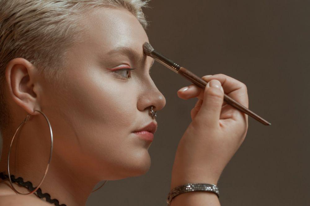Ilustrasi menggunakan concealer (pexels.com/cottonbro studio)