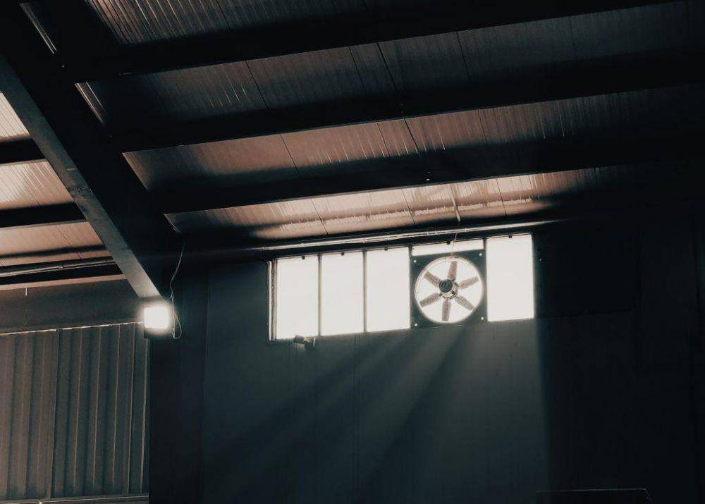 ilustrasi exhaust fan di jendela (pexels,com/Esmihel Muhammad)