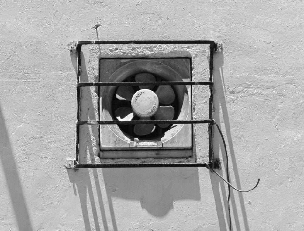 ilustrasi exhaust fan di dinding (pexels.com/Nothing Ahead)