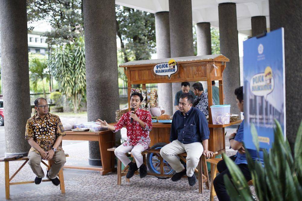Dekan Fakultas Pertanian UGM, Jaka Widada (kanan), dalam diskusi Pojok Bulaksumur yang diselenggarakan di Gedung Pusat UGM, Selasa (29/11/2022). (Dok. Humas UGM)