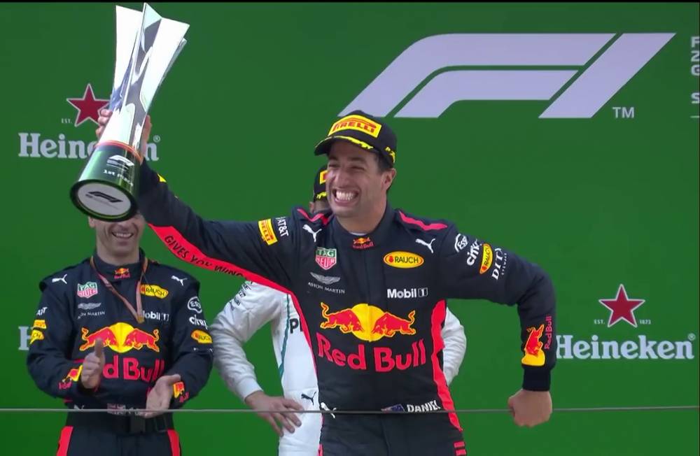 Daniel Ricciardo mengangkat trofi kemenangan GP China 2018. (dok.youtube.com/Formula 1)