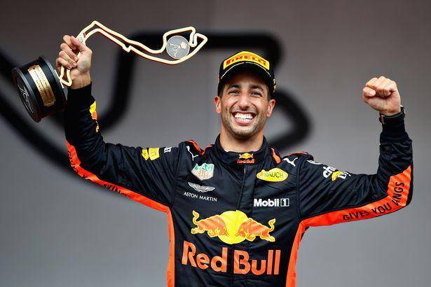 Daniel Ricciardo mengangkat trofi kemenangan GP Monako 2018. (redbull.com)