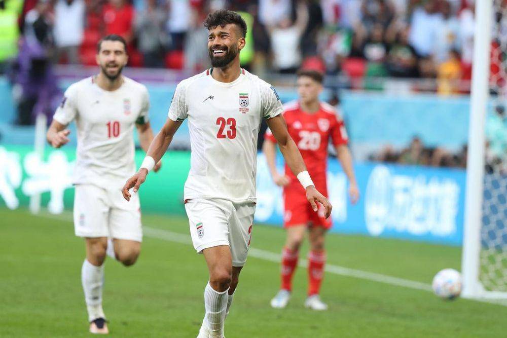Ramin Rezaeian merayakan golnya ke gawang Wales di Piala Dunia 2022. (instagram.com/teammellifootball)