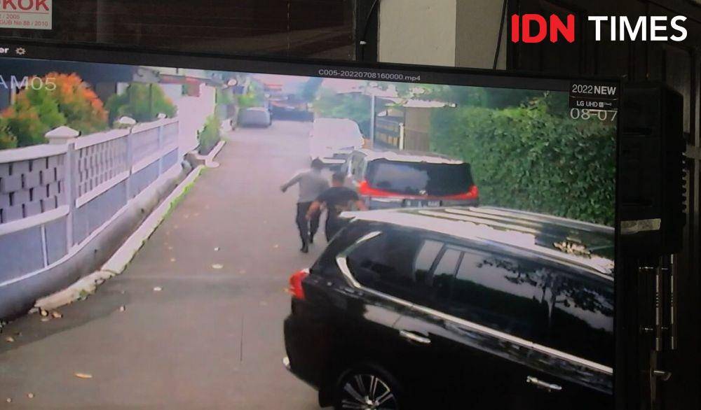 CCTV yang menampilkan situasi saat pembunuhan Brigadir J oleh Ferdy Sambo (IDN Times/Irfan Fathurohman)