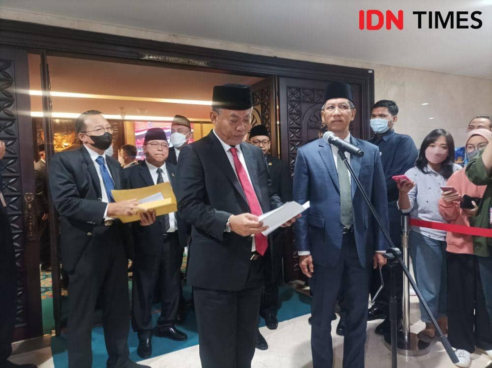 Penjabat Gubernur DKI Jakarta, Heru Budi Hartono, mengikuti Rapat Paripurna DPRD Provinsi DKI Jakarta, Selasa (29/11/2022). (IDN Times/Dini Suciatiningrum)