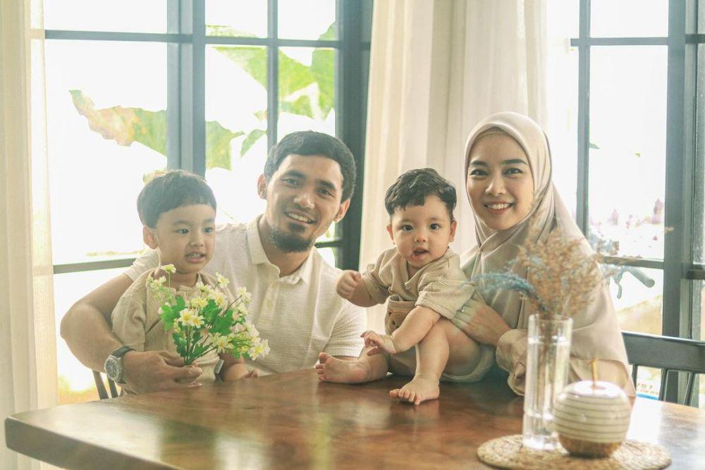 9 Potret Bahagia Keluarga Lindswell Kwok setelah Kelahiran Anak Kedua!