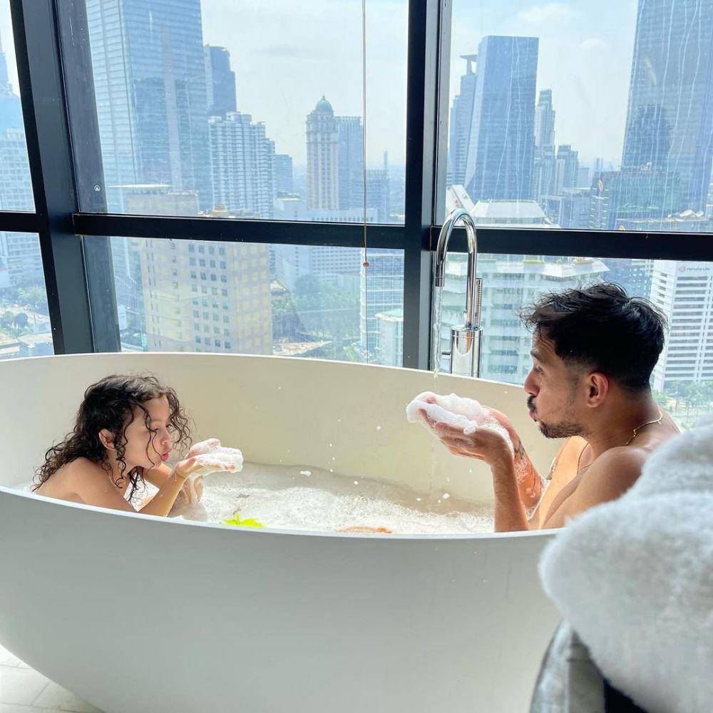Jerry Likumahwa dan buah hati (instagram.com/jerrylikumahwa)