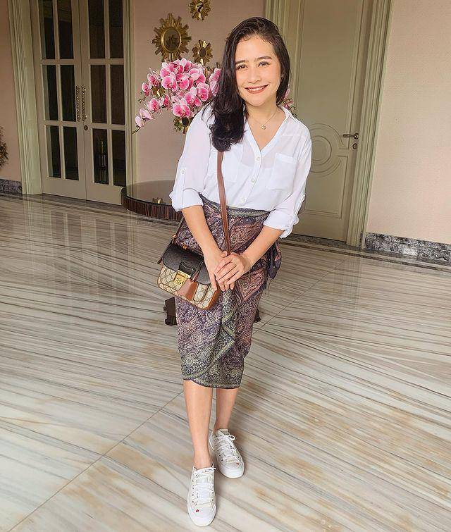 OOTD kondangan ala Prilly (instagram.com/prillylatuconsina96)