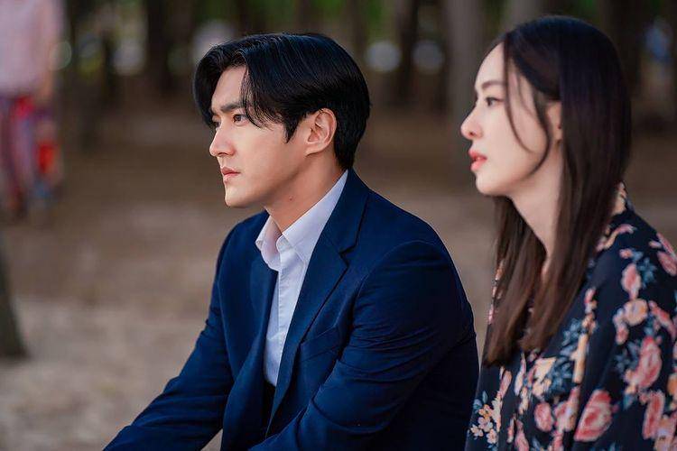 potret Choi Si Won dan Lee Da Hee dalam drama Love is for Suckers (instagram.com/siwonchoi)
