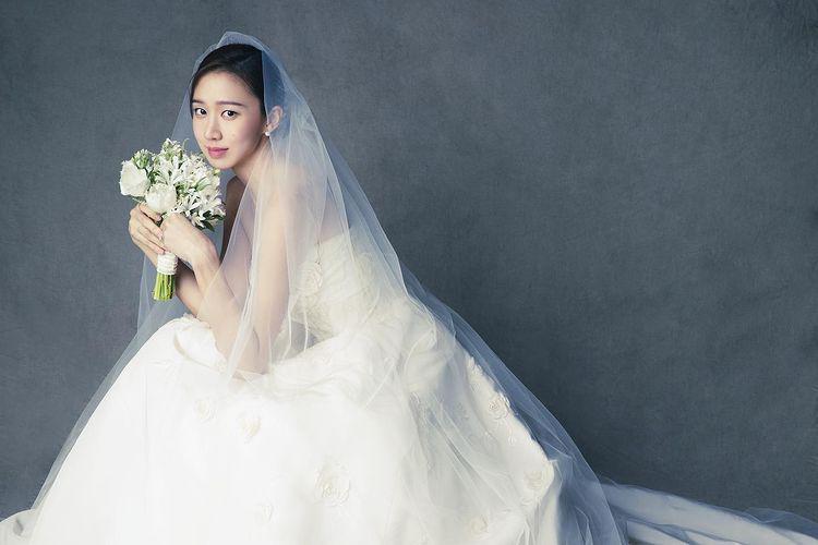 10 Potret Go Sung Hee dengan Gaun Pernikahan, Anggun Terpancar!