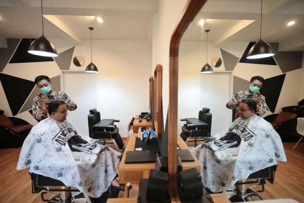 Anies Baswedan pamer cukur rambut di barbershop langganannya, Lebak Bulus, Jakarta. (instagram.com/aniesbaswedan)