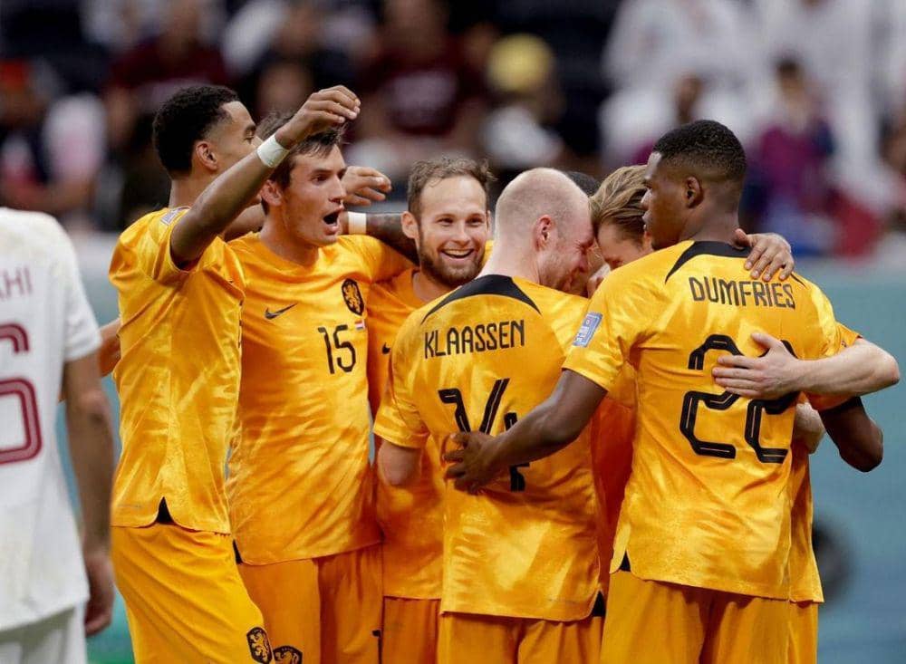 Timnas Belanda lolos ke babak 16 besar setelah menumbangkan Timnas Qatar dengan skor 2-0. (instagram.com/martenderoon15)