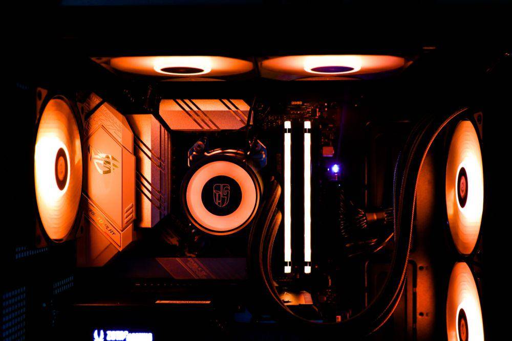 Pada umumnya, harga pendingin PC berjenis kipas memang lebih murah dibandingkan radiator. (unsplash.com/Abdullah Abid)