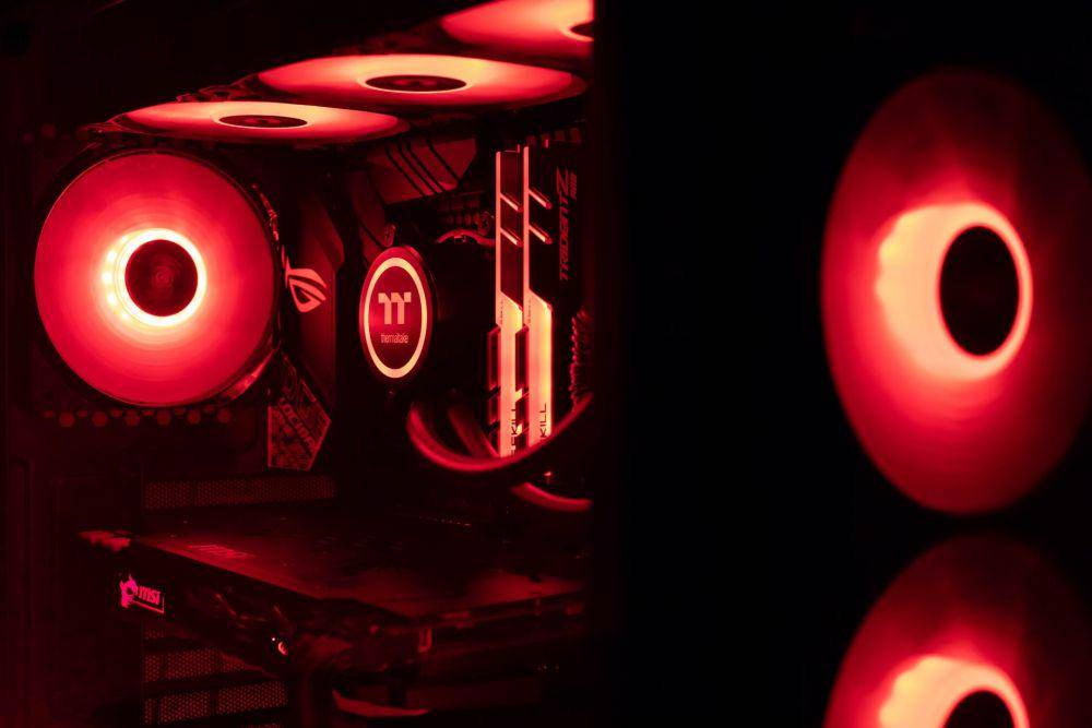 Pendingin cair sederhana bisa dipilih untuk membantu mendinginkan PC kelas menengah. (unsplash.com/Christian Wiediger)