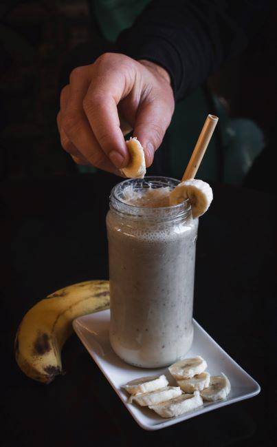 banana milk (unsplash.com/Louis Hansel)