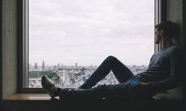 ilustrasi laki-laki duduk sendirian (pixabay.com/pexels)