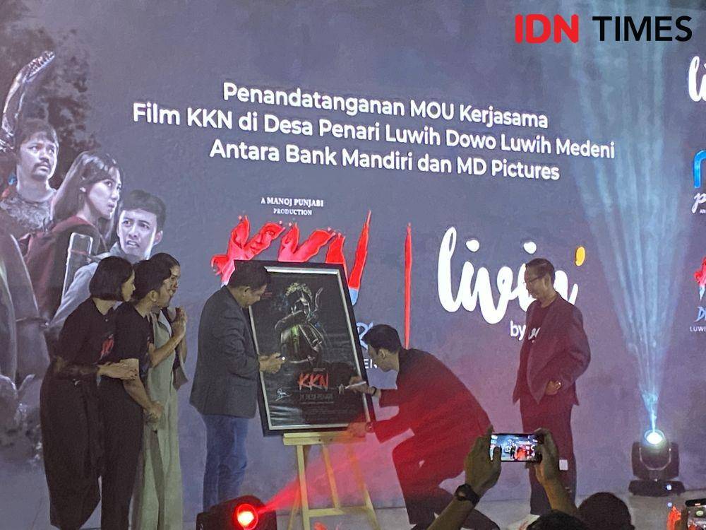 proses tanda tangan peresmian kerja sama md pictures dan bank mandiri (dok.IDNTimes/Stephanie Risyana)